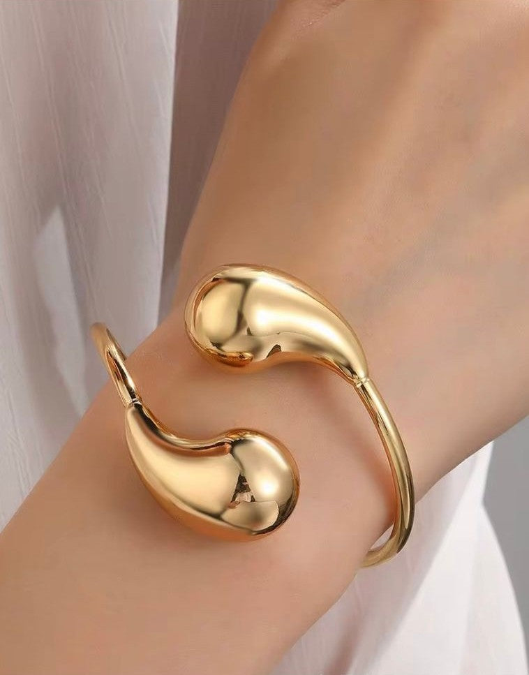 Luxurious Set of 3 pieces Necklace, Earrings, Bracelet, Stainless Steel